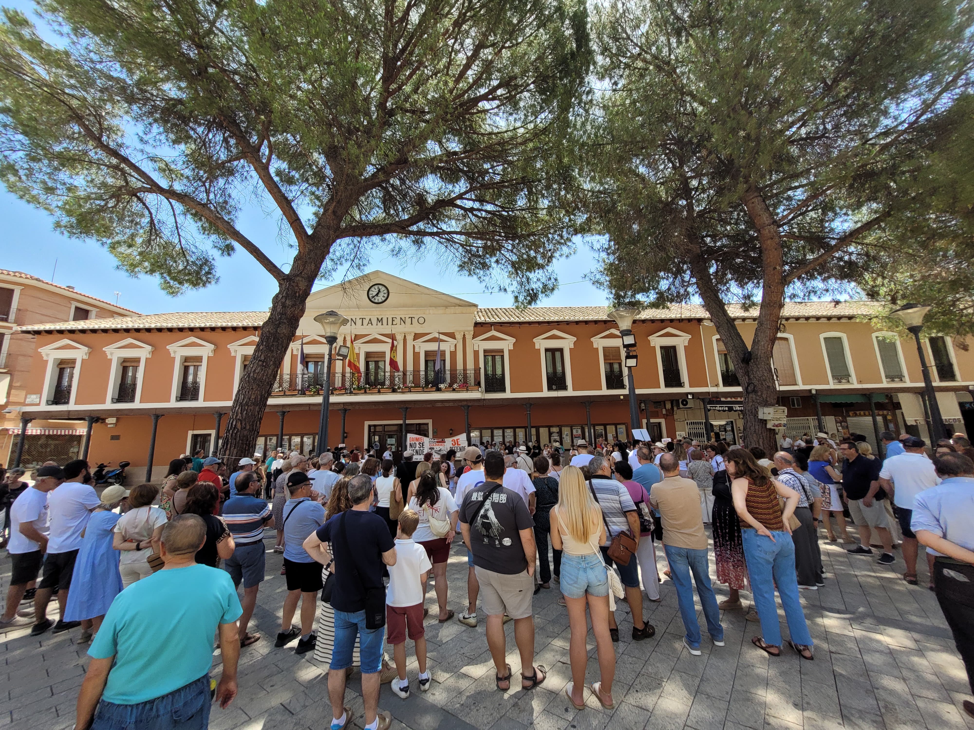 Cerca de 200 personas se concentraron en la Plaza de España.