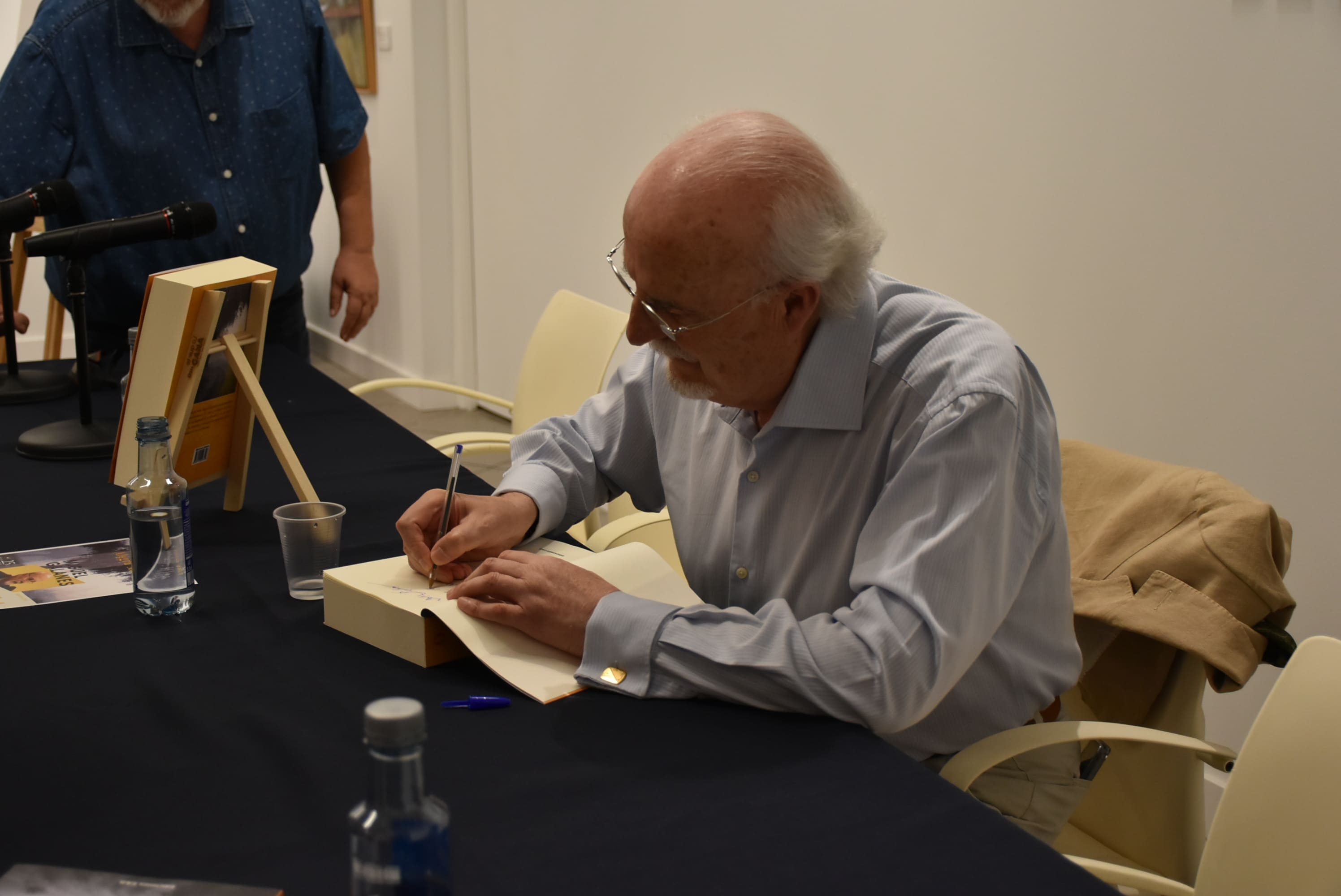 Miguel Galanes en la firma de libros
