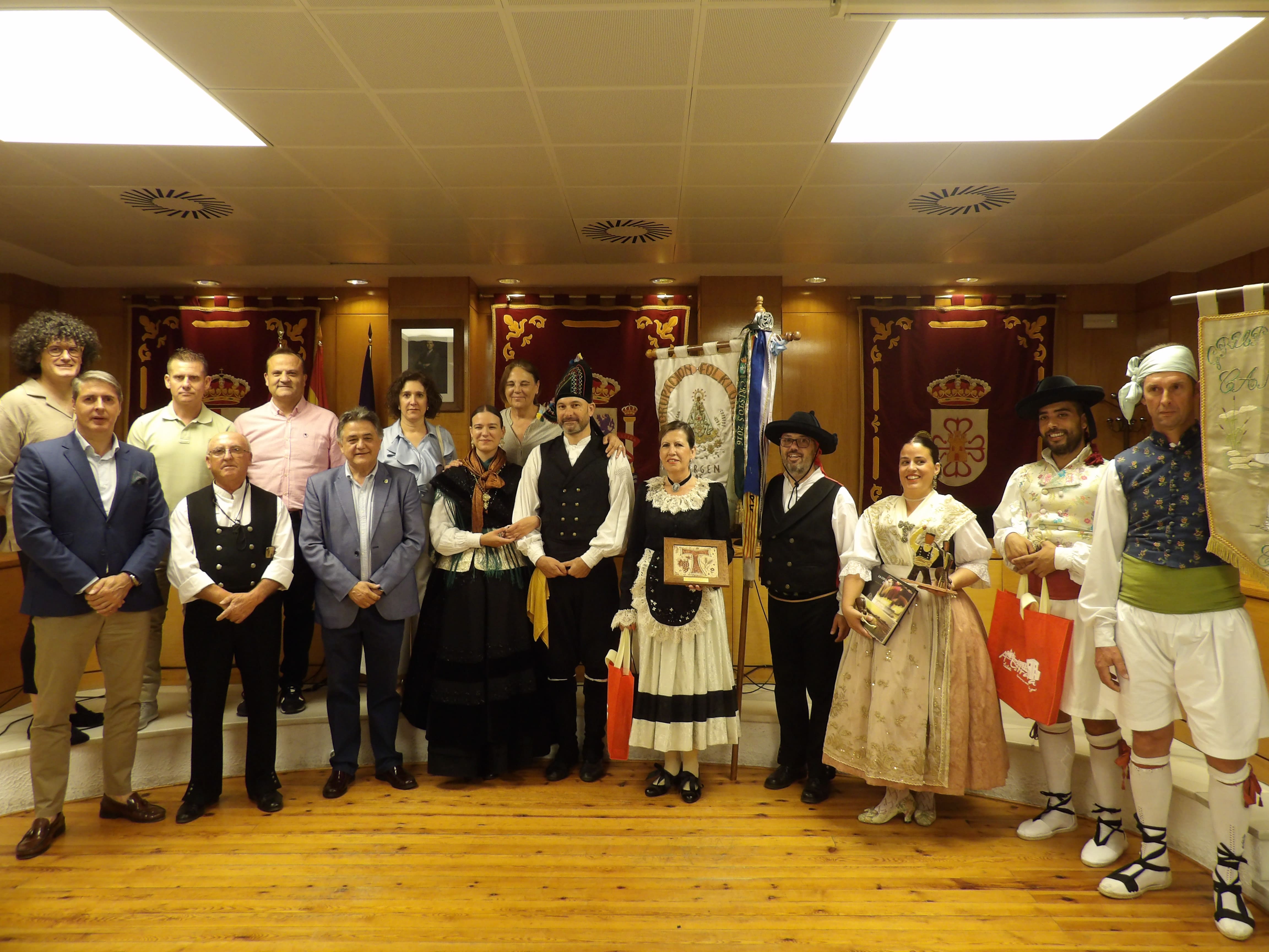 MIembros de las distintas asociaciones folklóricas junto a miembros del gobierno local