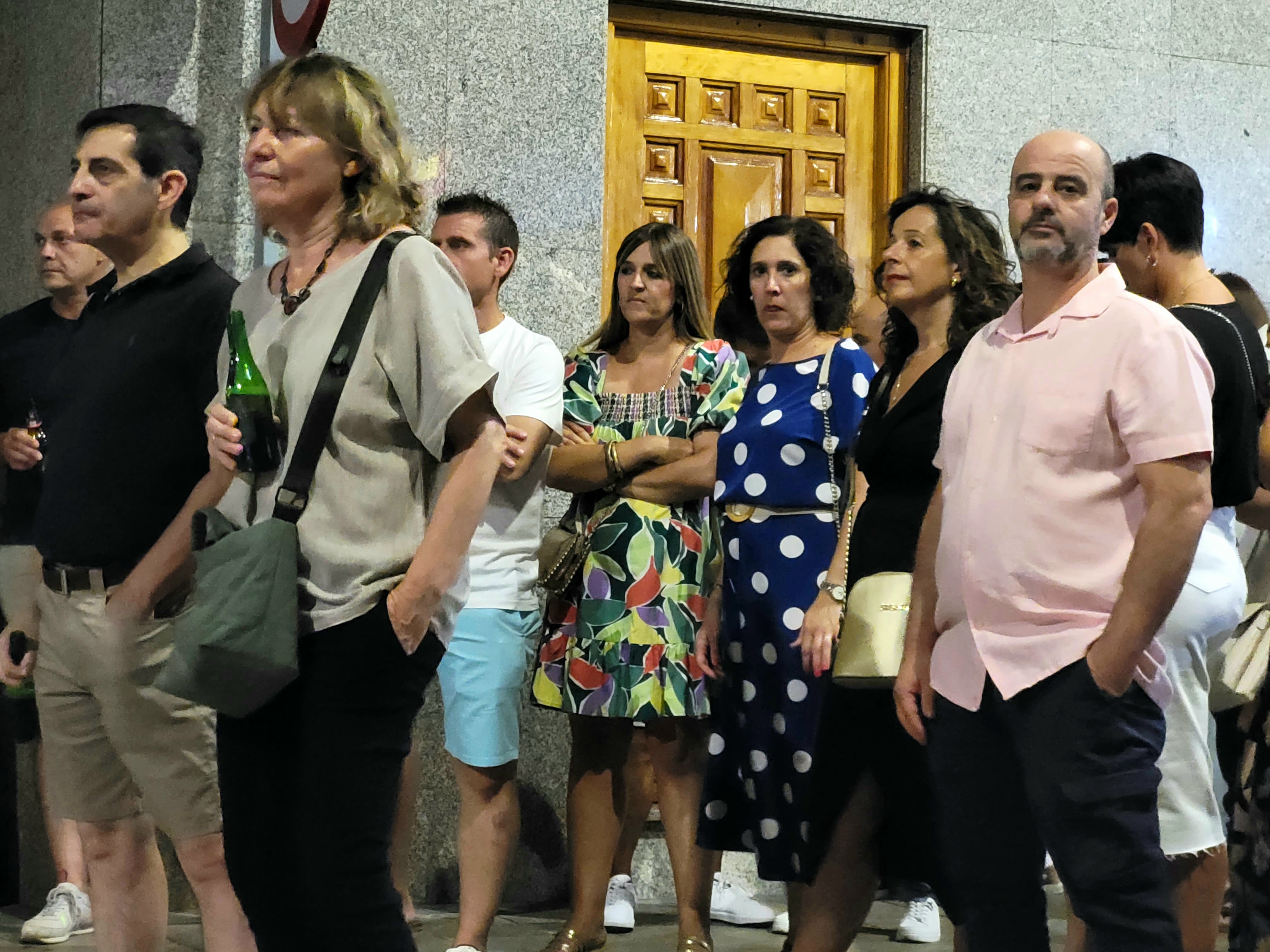 Miembros de la corporación municipal en el concierto de Marciano Saavedra.