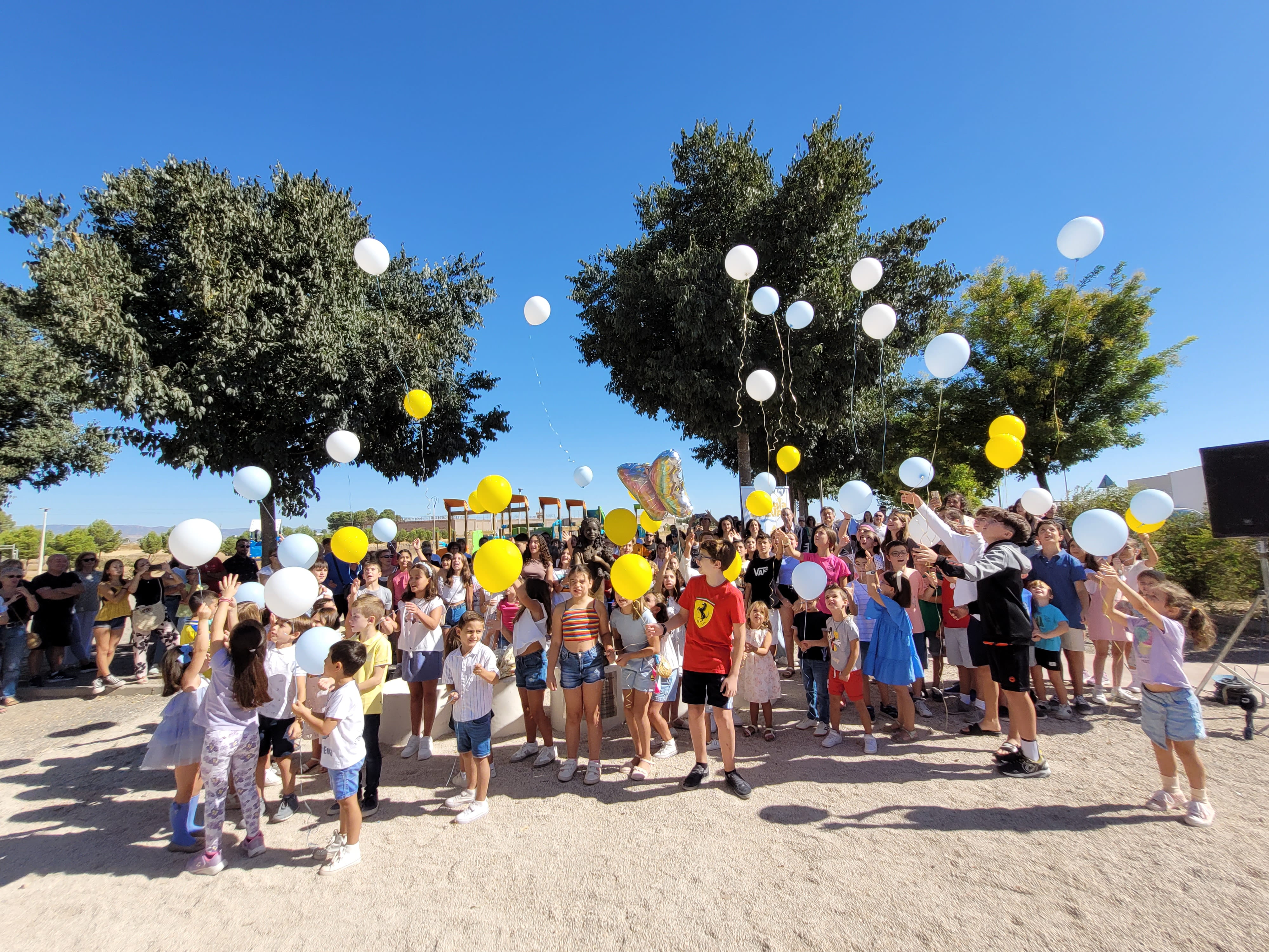 Niños y niñas soltaron globos en homenaje a Eva.