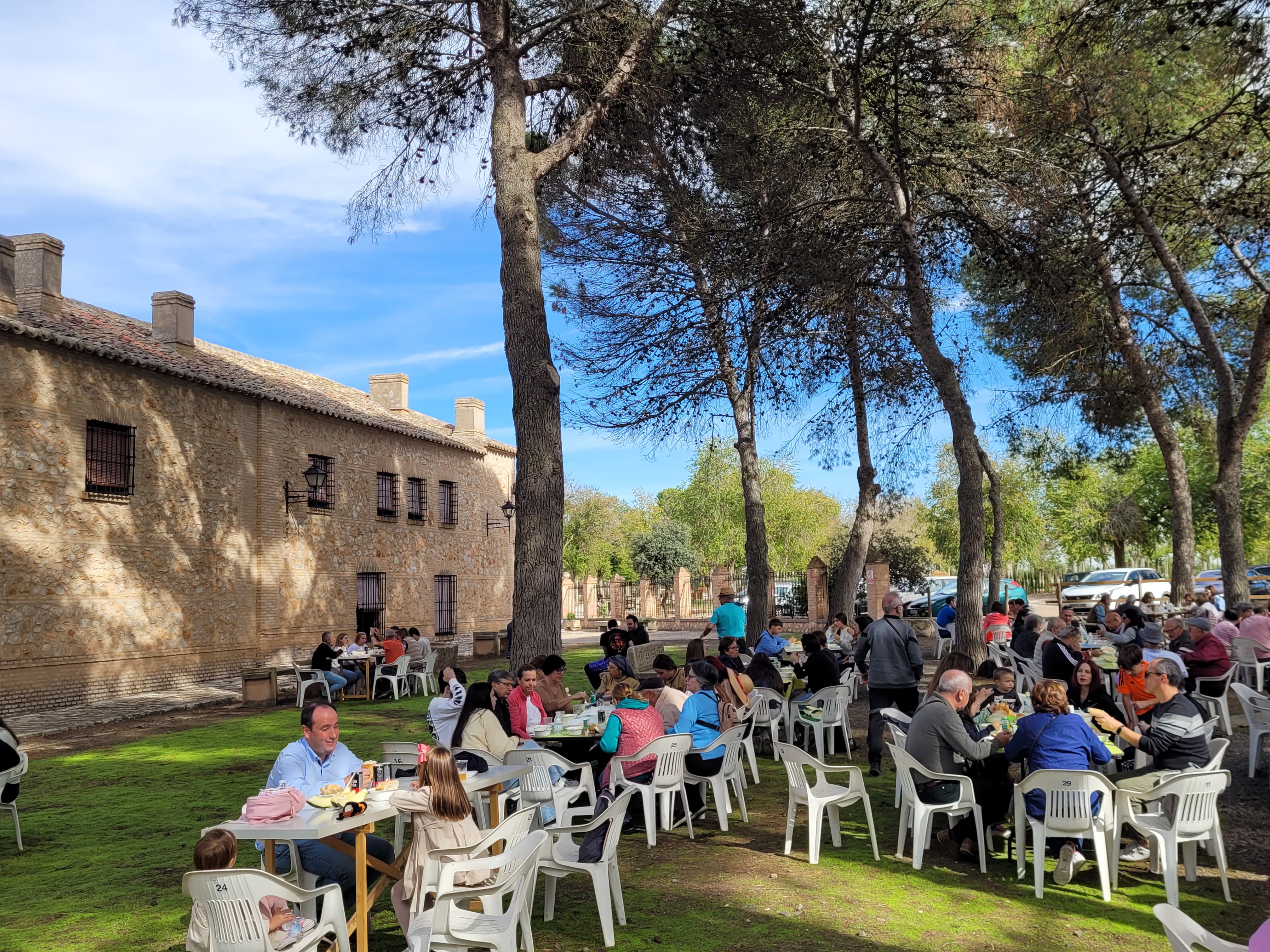 Comida solidaria en los jardines del santuario.