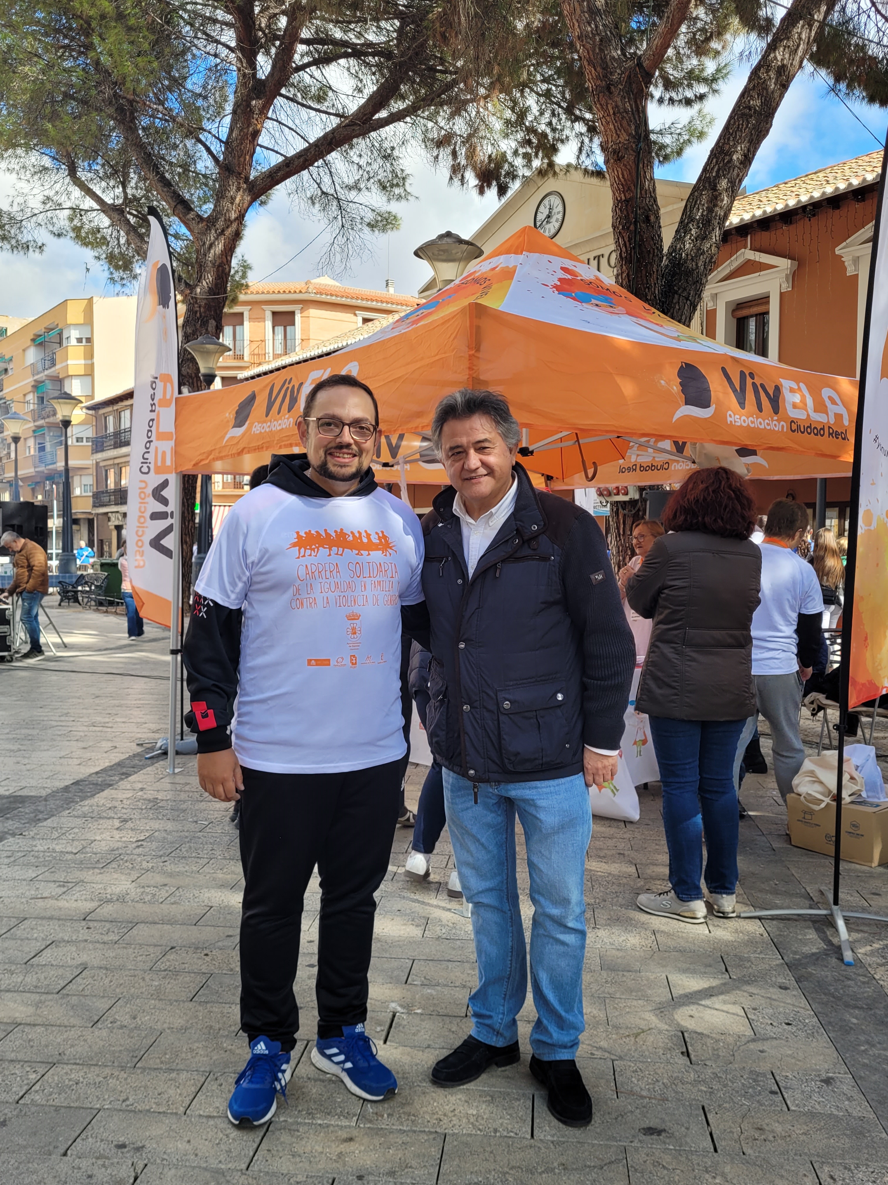 El alcalde de Daimiel junto al presidente de VivELA.