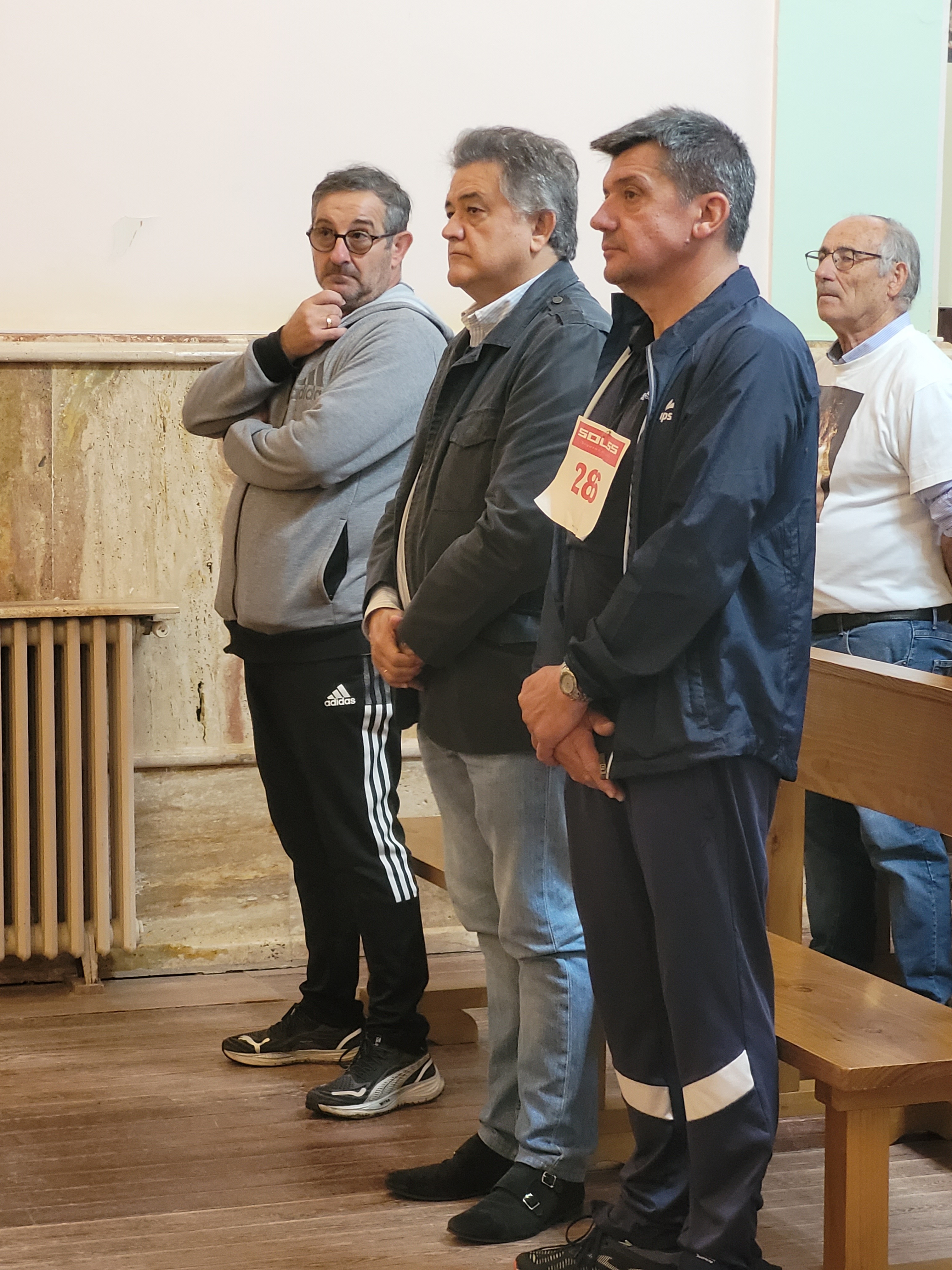 El alcalde y el presidente de la Hermandad Virgen de las Cruces en la eucaristía.