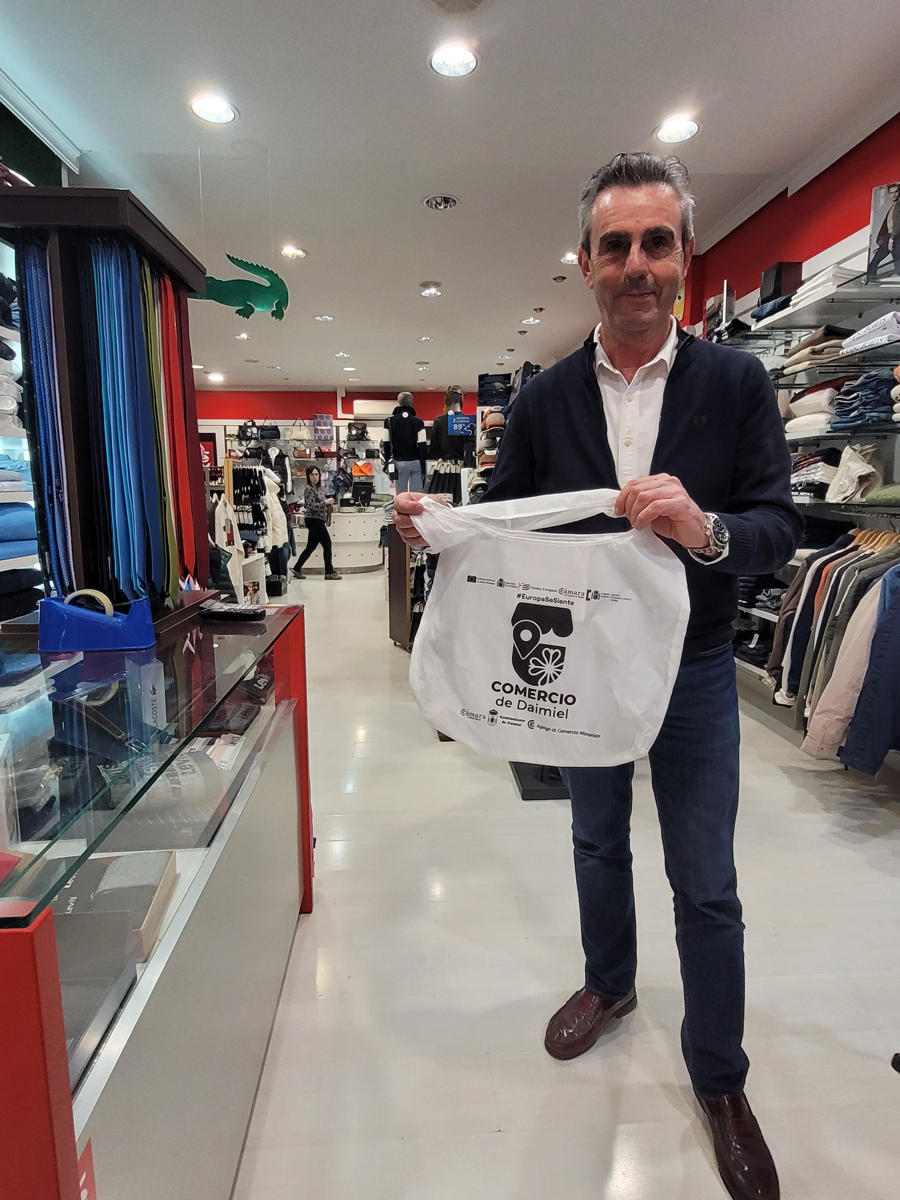 Uno de los comercios inscritos con una bolsa de 'Daimiel Abierto'.