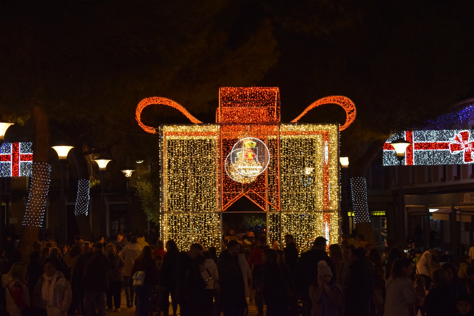 El encendido fue recibido con aplausos.