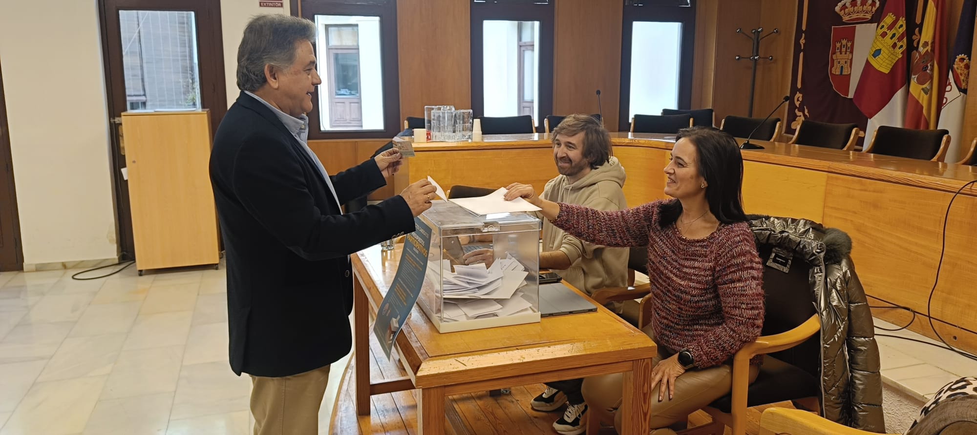 El alcalde de daimiel, Leopoldo Sierra, acudió a votar.