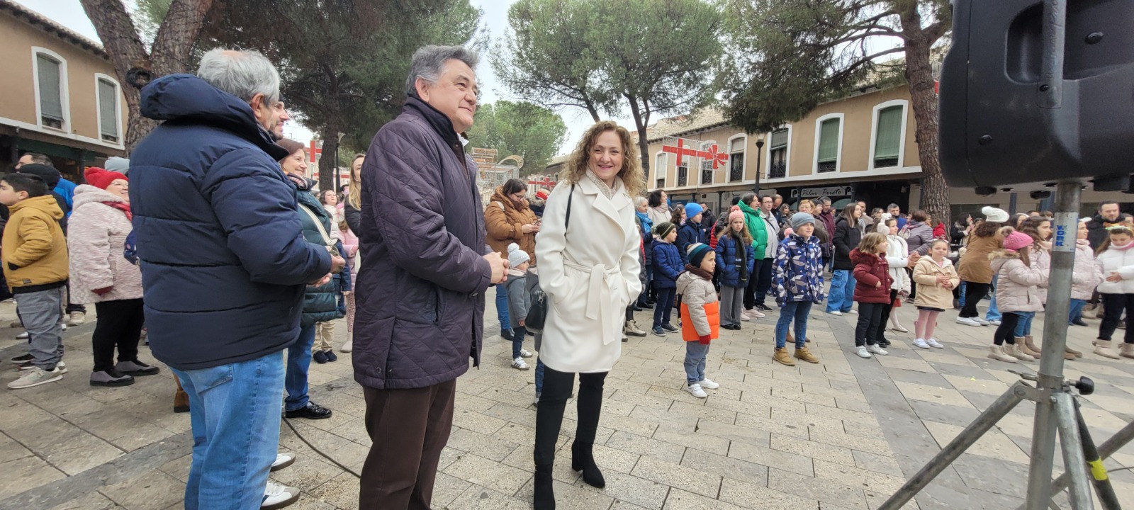 El alcalde y la responsable de Infancia.