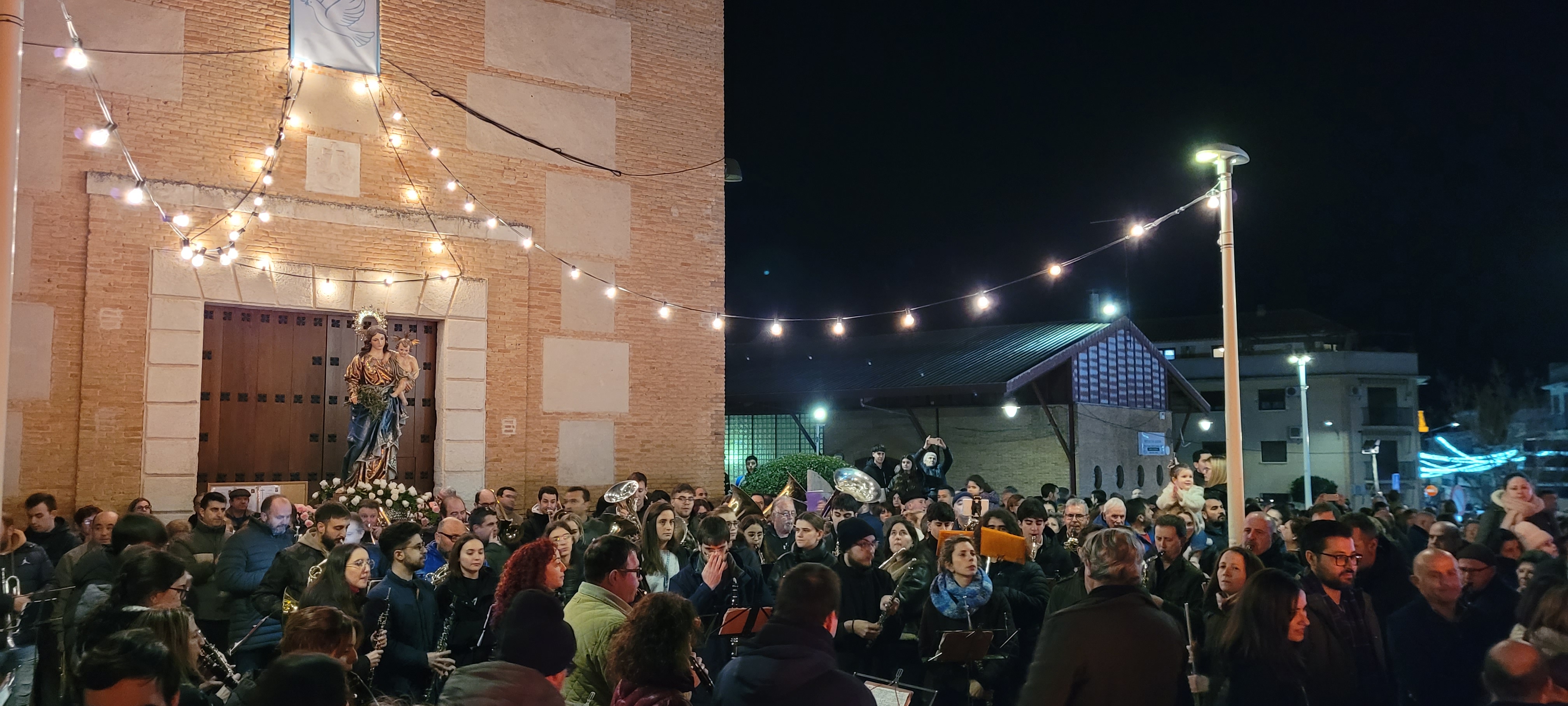 Multitud de personas acompañaron a Nuestra Señora de la Paz.