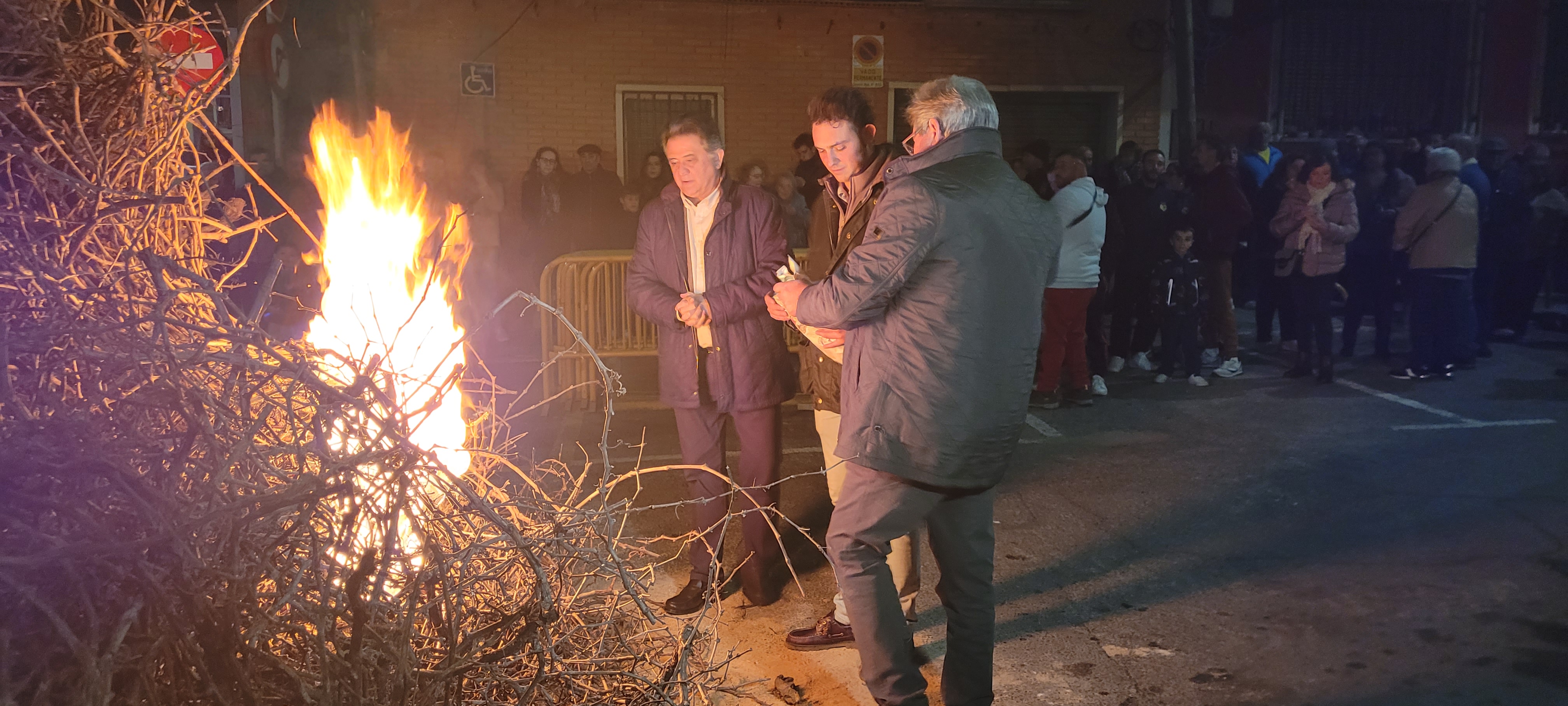 Encendido de la hoguera.