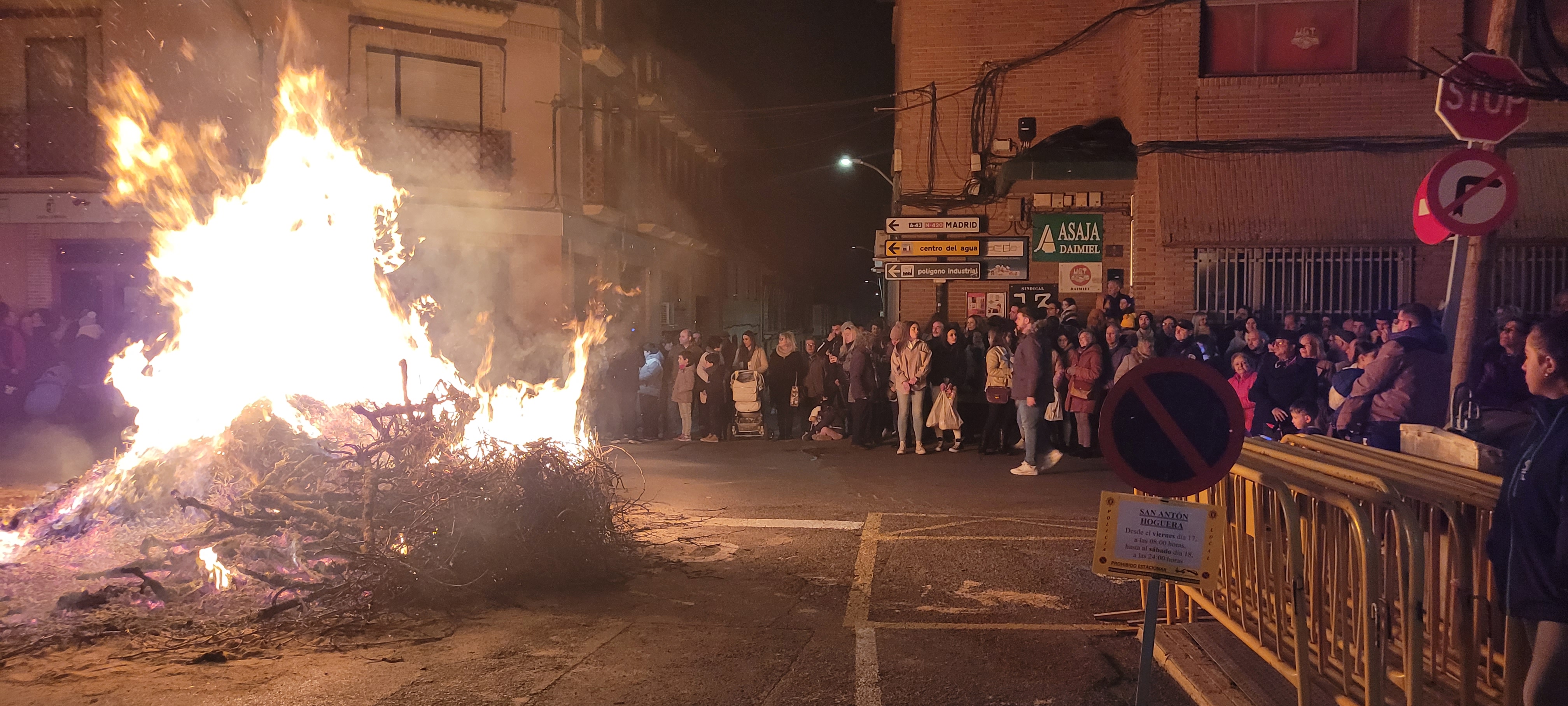 Hoguera en la plazoleta de San Antón.