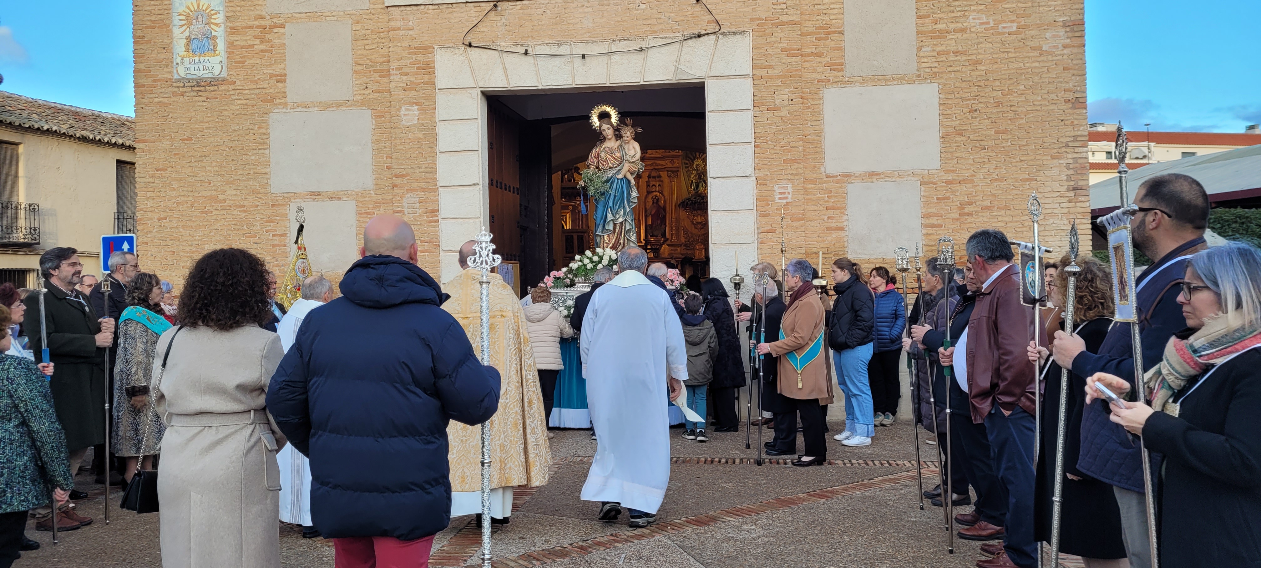 La procesión a su llegada a la iglesia.