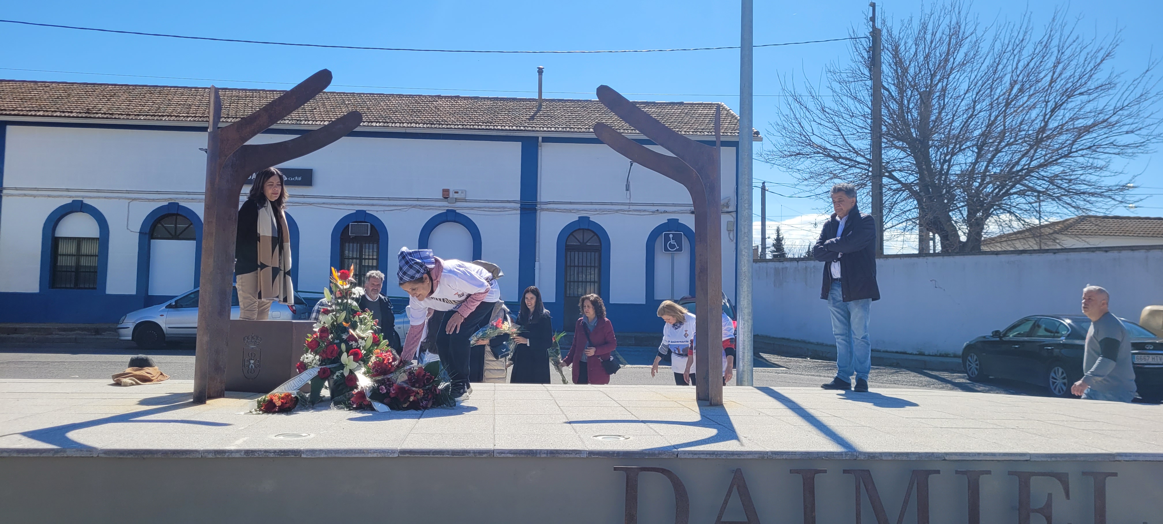 Ofrenda floral en el Monumento a los Ausentes.