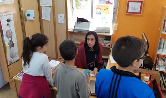 Alumnado en la actividad 'Biblio Hospital'