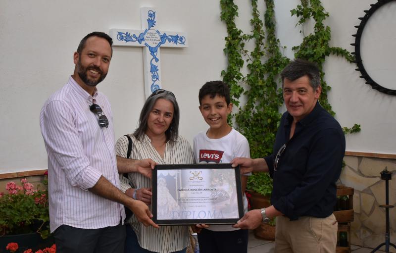Entrega diploma a la Familia Rincón Arroyo