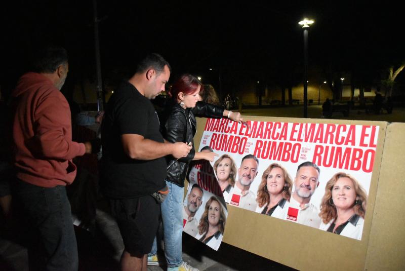 Sánchez Bermejo durante la pegada de carteles