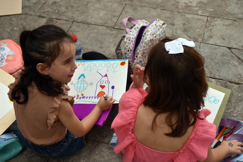 Niñas pintando en la Plaza de España