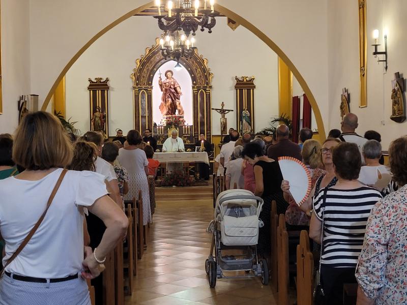 Los vecinos de San Roque llenaron la ermita.