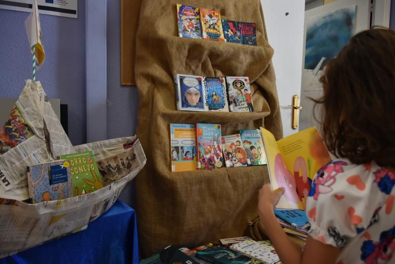 Niña en la Sala Infantil de la Biblioteca 