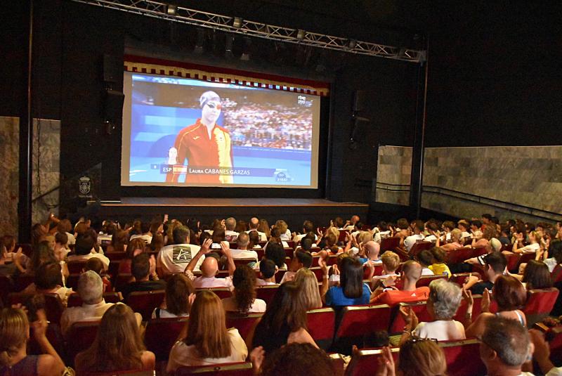 El Teatro Ayala vibró con Laura Cabanes