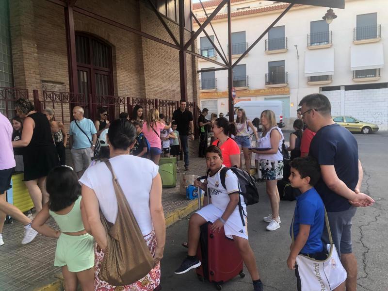 Niños y niñas participantes esperando el autobús