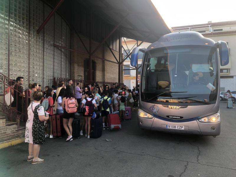 Niños y niñas participantes en la estación de autobuses de Daimiel 