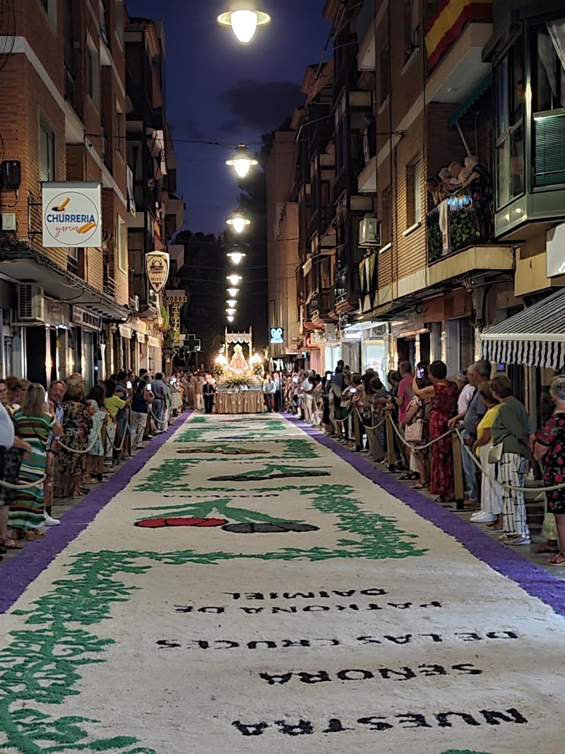 La Virgen de las Cruces sobre la alfombra de sal tintada.