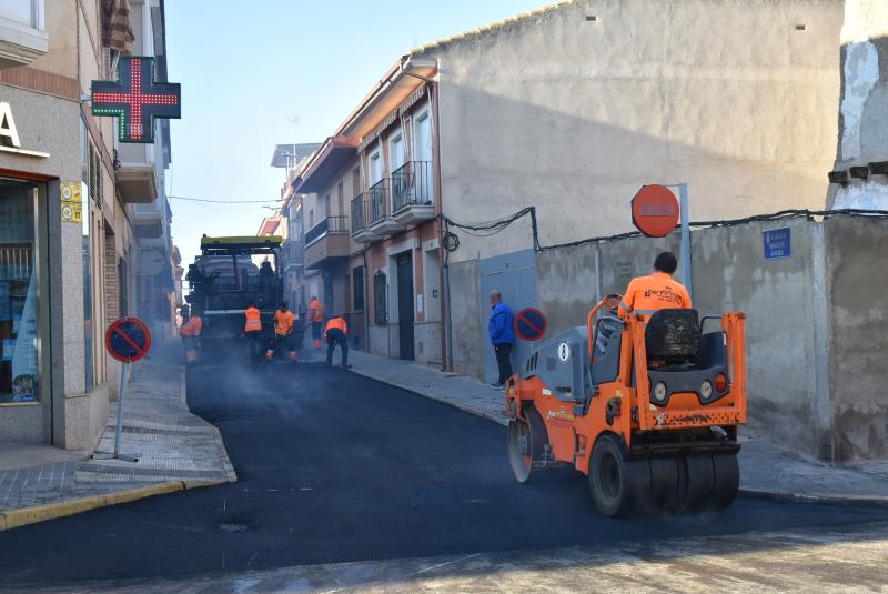 Obras de asfaltado en calle Miguel Ángel