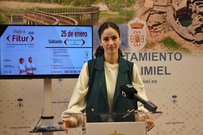 La concejal de Turismo, Lourdes Rodríguez de Guzmán, durante la presentación