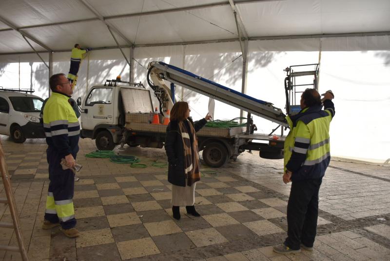 Loro en la instalación de la carpa