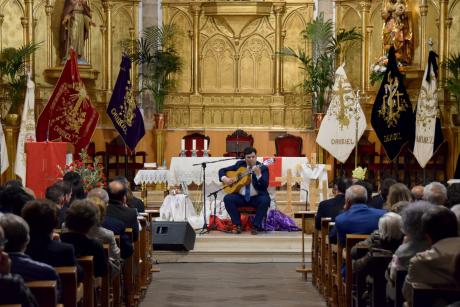 Ricardo Fernández del Moral tocando la guitarra durante el pregón