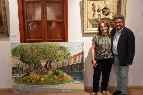 Carmen Treviño y el alcalde Leopoldo Sierra junto a la obra donada