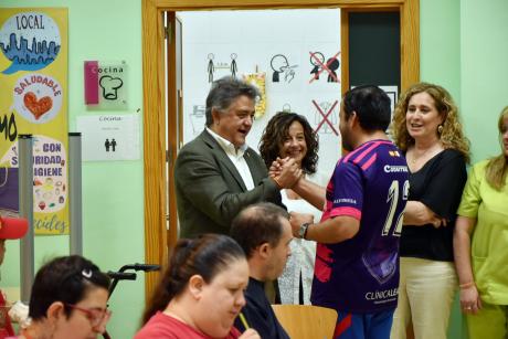 Juan Carlos Pinilla recibe la felicitación del alcalde en la clausura del curso del Centro Ocupacional Azuer